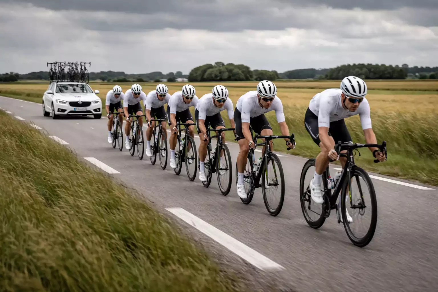 Squadra ciclistica in formazione durante una corsa professionale